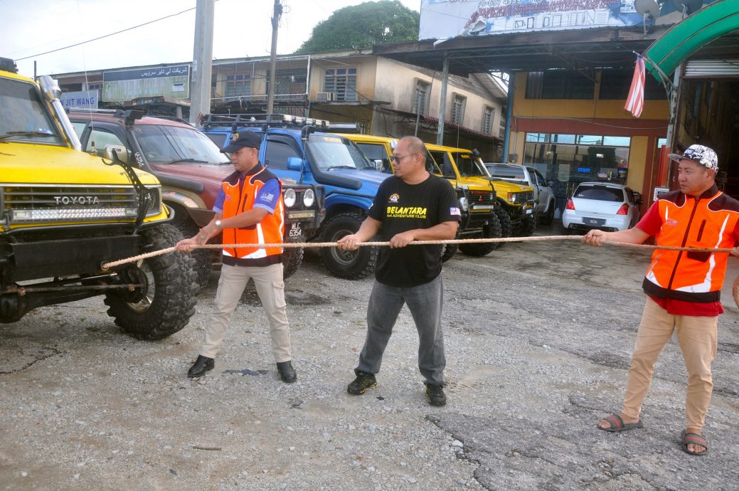 东：四驱车俱乐部成员改装车辆为水灾救援工作备战。