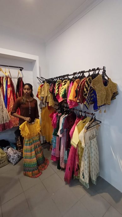 东：外劳无牌兜售和网卖的激烈竞争，印度传统服饰销量大跌。