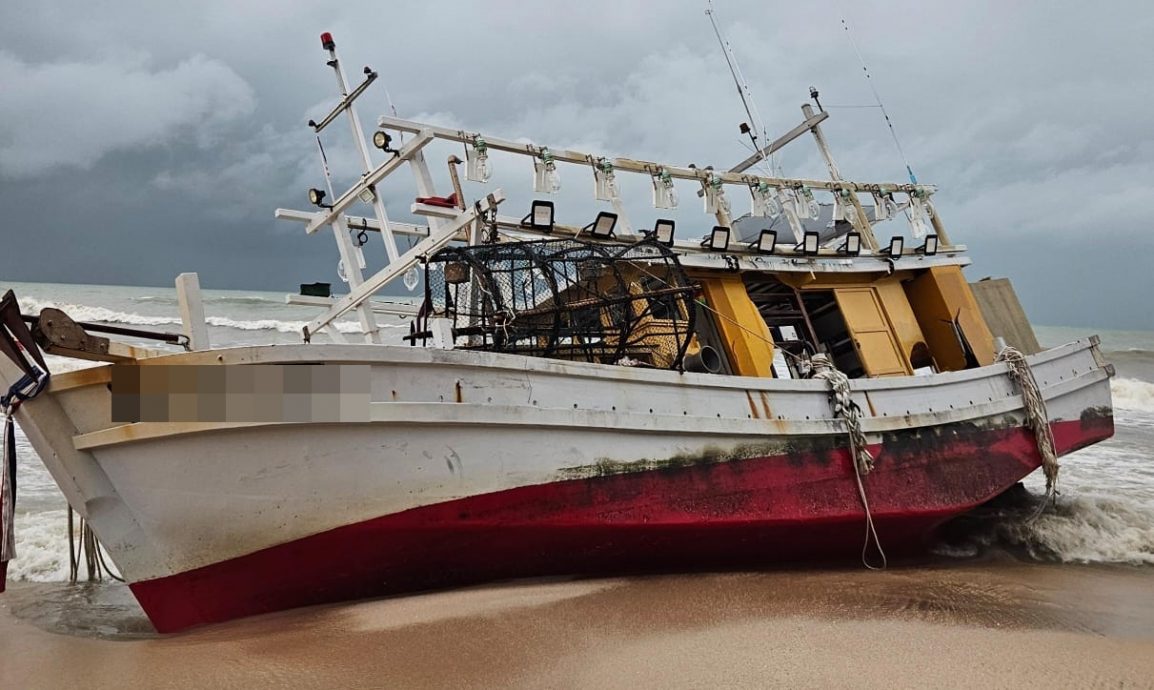 东：小太阳渔船（简称打火船）遭海浪拍打，搁浅在米昔拉海滩。