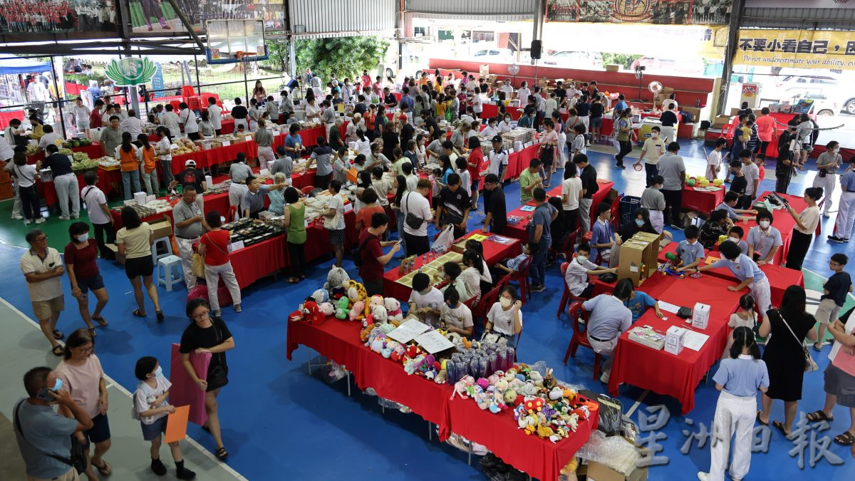 东：慈济关丹联络处志工团队关丹篮球训练中心举办“弘法利生爱心蔬食”义卖会。