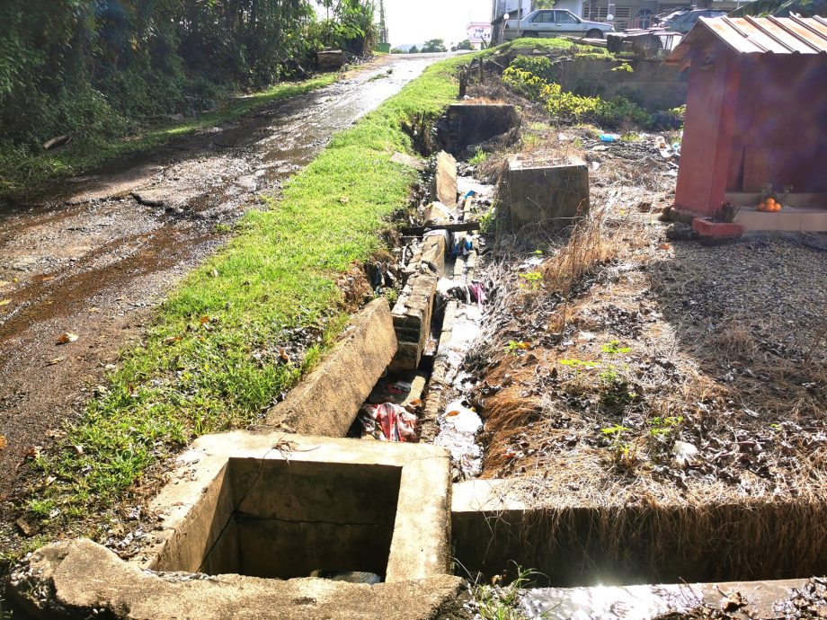 東：溝渠崩塌導致排水系統阻塞，商家及居民促請當局關注，儘快展開維修。