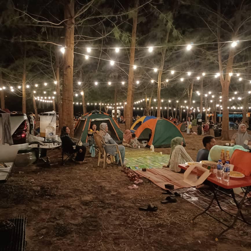 东：瓜登市政厅将士布浪达吉海滩打造成休闲露营地，提供所需的基本设施，吸引民众到访进行休闲及露营活动。