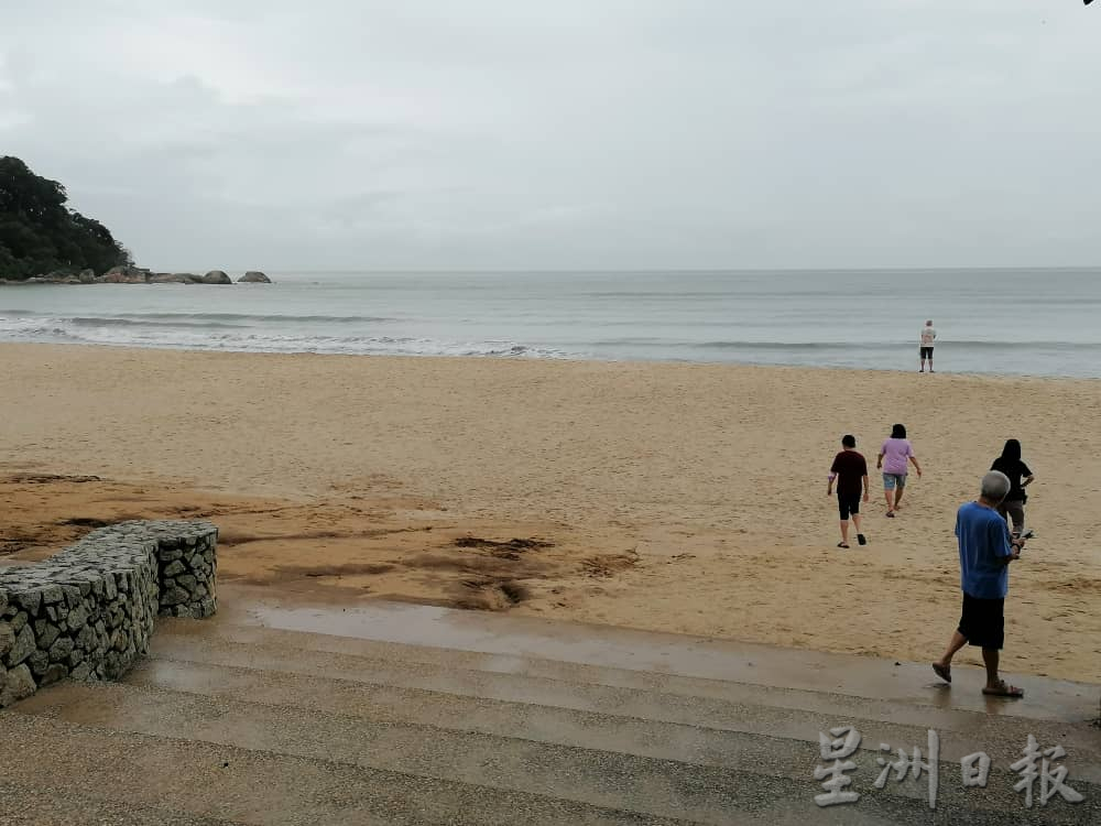 东：直落尖不辣海滩升红旗加派救生员驻守，禁民众戏水。