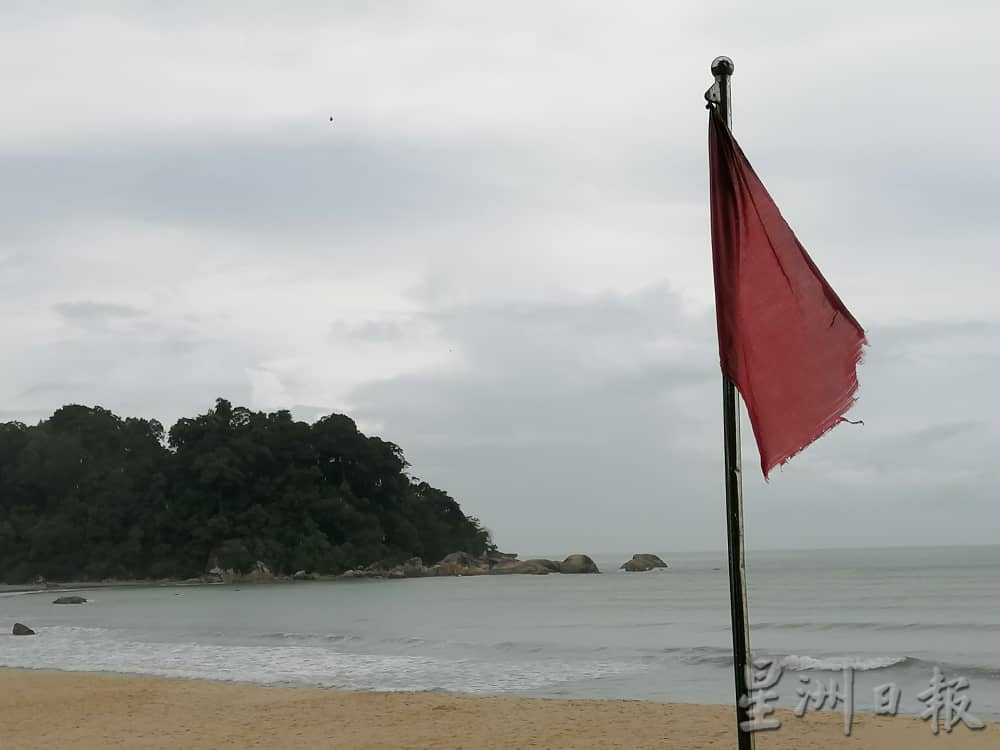 東：直落尖不辣海灘升紅旗加派救生員駐守，禁民眾戲水。