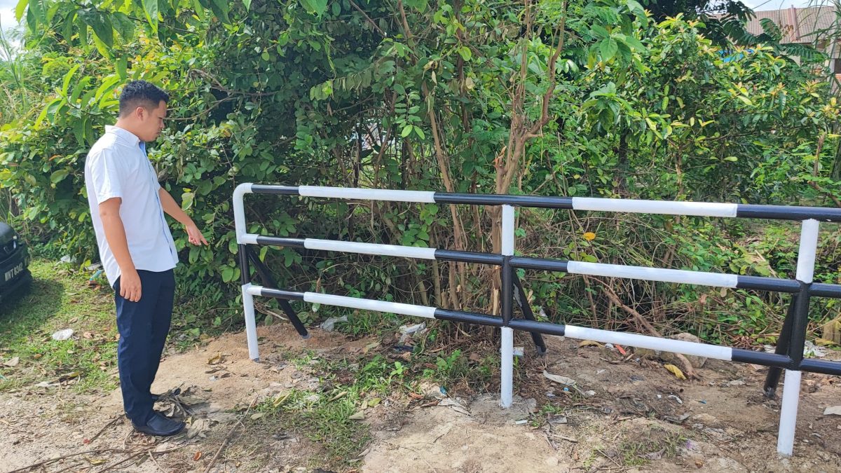 东：避免车辆坠沟死亡意外发生，陈俊广自掏腰包加围栏促增设安全告示牌。