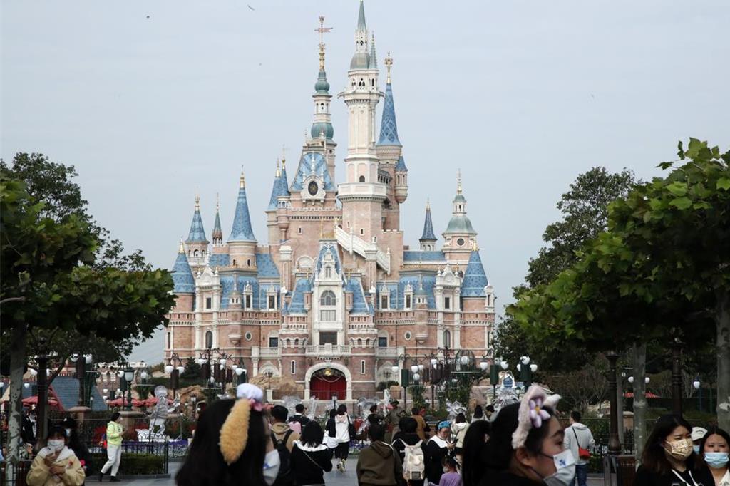 中国主题公园去年游客量达7573.61万人次 上海迪士尼夺冠
