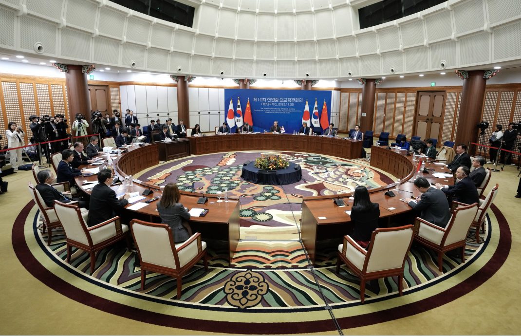 中日韩外长拟重启三国领导人峰会与合作