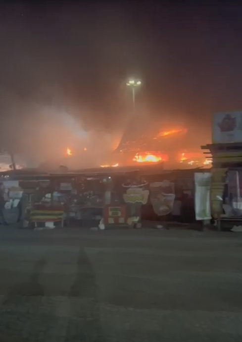 供星洲网：波德申9摊位“大火”，民众高喊“快逃”