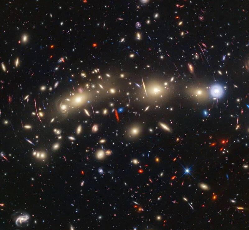 哈伯、韦伯太空望远镜 合力拍下缤纷“圣诞树星系团”