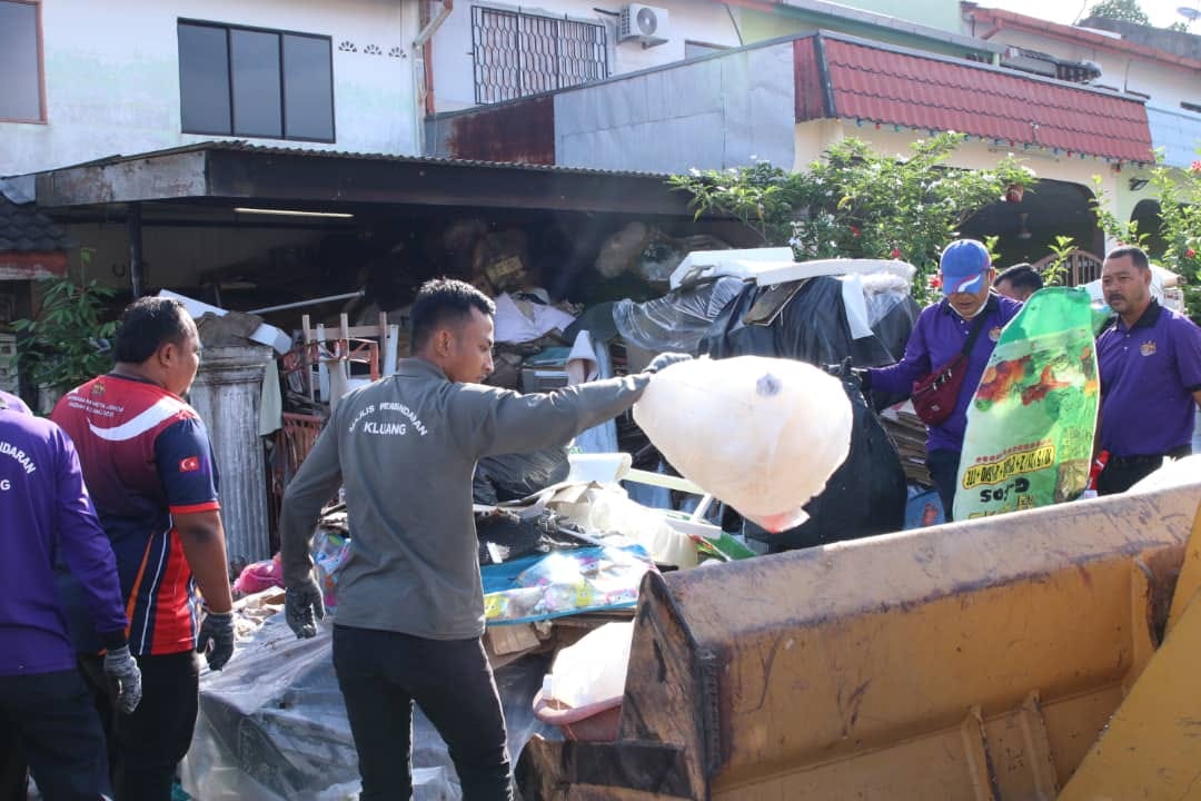 **已签发**柔：独居人士垃圾囤满2民宅，銮市会强行清理清出28吨