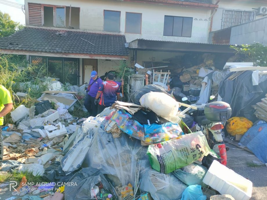 **已签发**柔：独居人士垃圾囤满2民宅，銮市会强行清理清出28吨