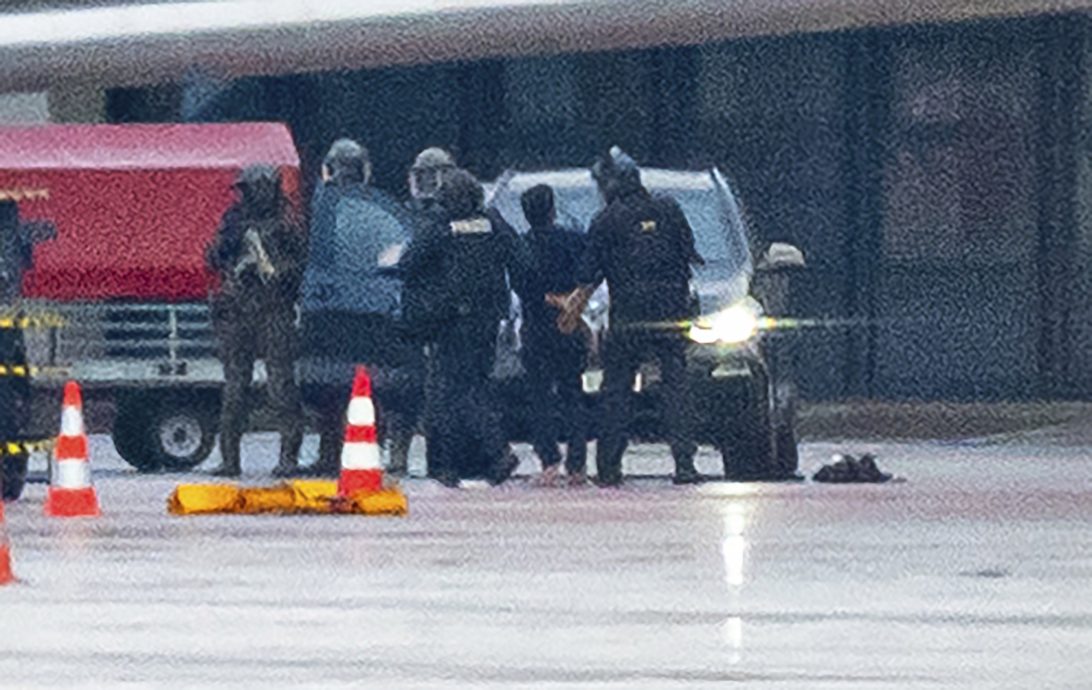 德国汉堡机场挟持女儿为人质事件 持枪男未反抗投降