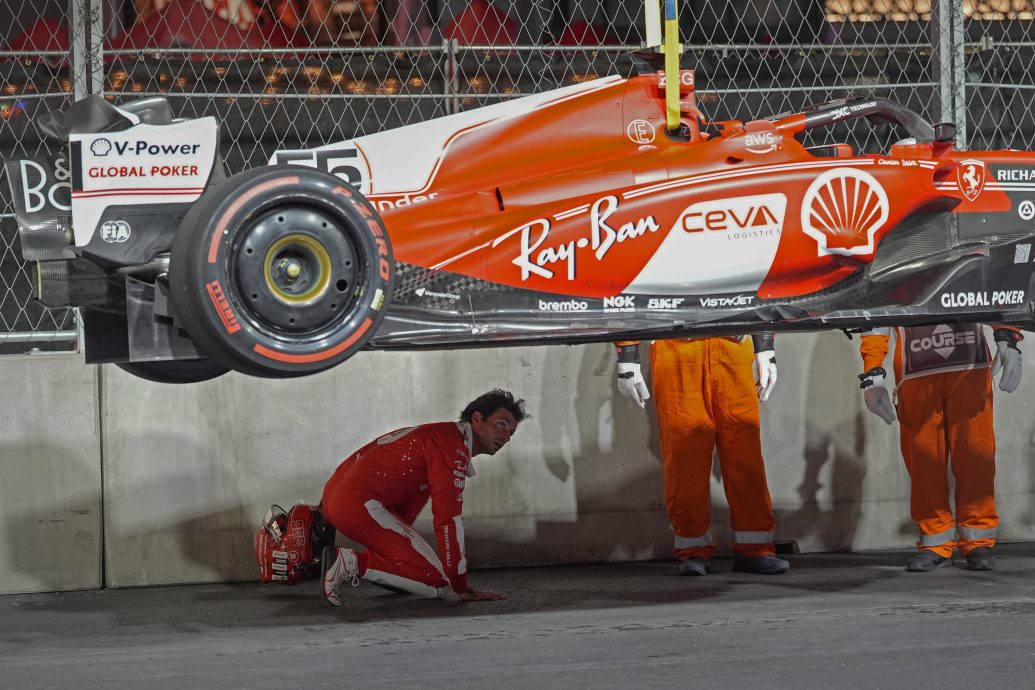 拉斯维加斯站F1大赛车| 一个沟渠盖搅局？  塞恩斯撞上混凝土框架
