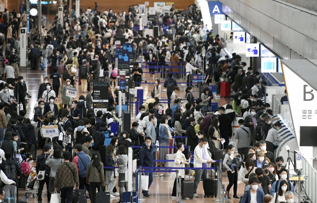 拚图)日媒：日本拟修改游客免税制度防滥用　未来或离境时方退税