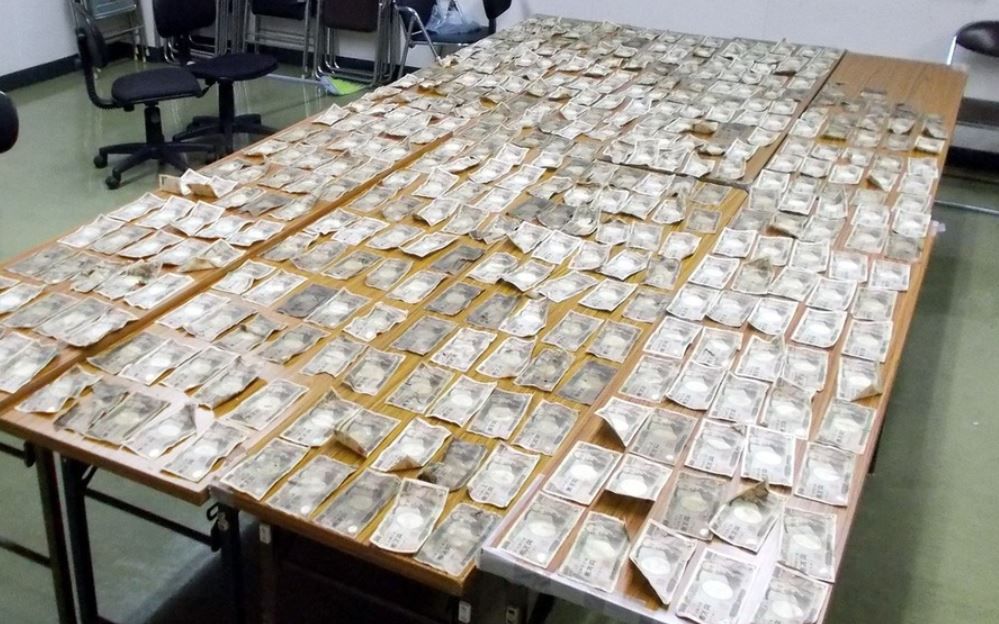 拼盘  日本回收场挖出400万日币！　纸钞塞满「垃圾储存槽口」