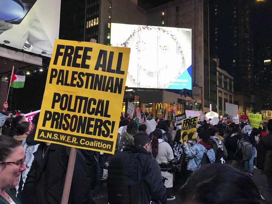 数百示威者闯纽约时报大楼 抗议偏颇以色列