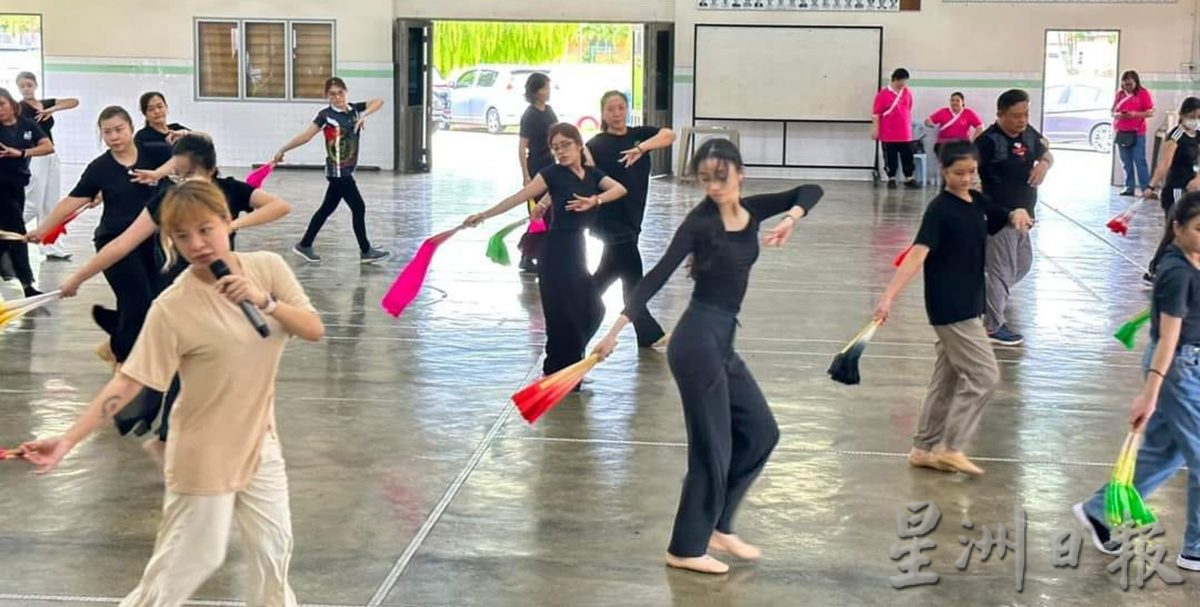 曼绒华校教师会办舞蹈集训班，吸引43人报名参加