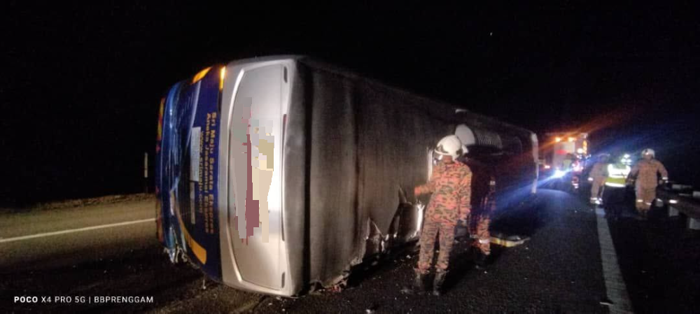 柔：巴士翻覆大道中央  司机受伤11乘客无恙自行脱困