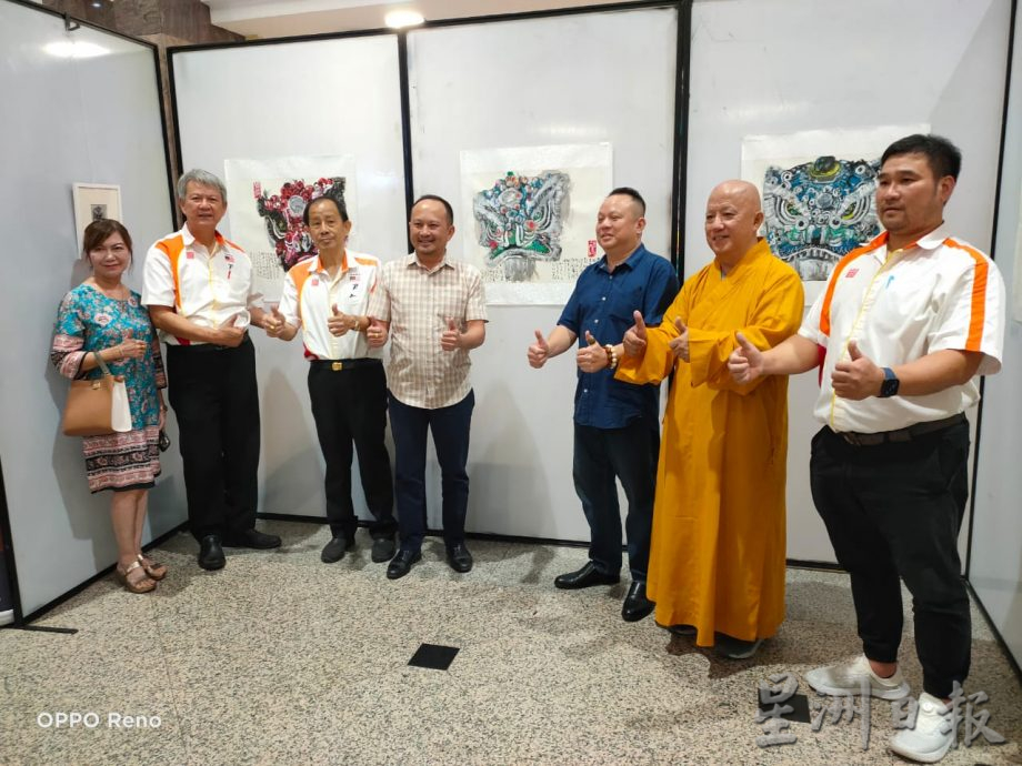 柔：新闻：水墨画家个人画展首日即售出6幅画，为麻坡关圣宫龙狮团35周年纪念筹款运动打响首炮