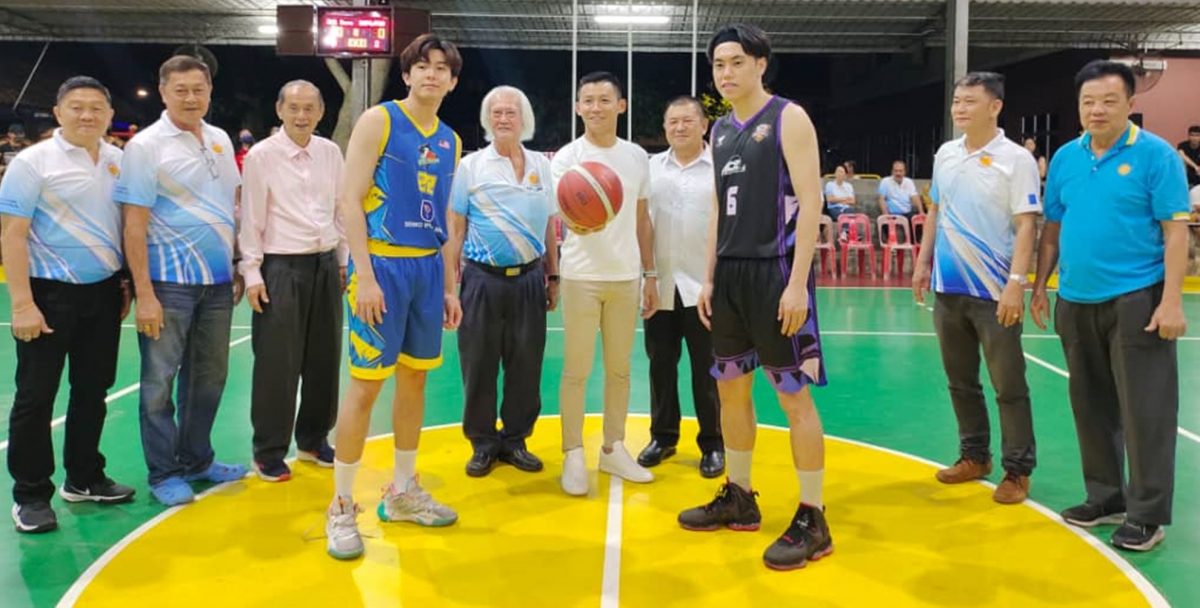 武拉必新村有盖篮球场 将换机械式篮球架
