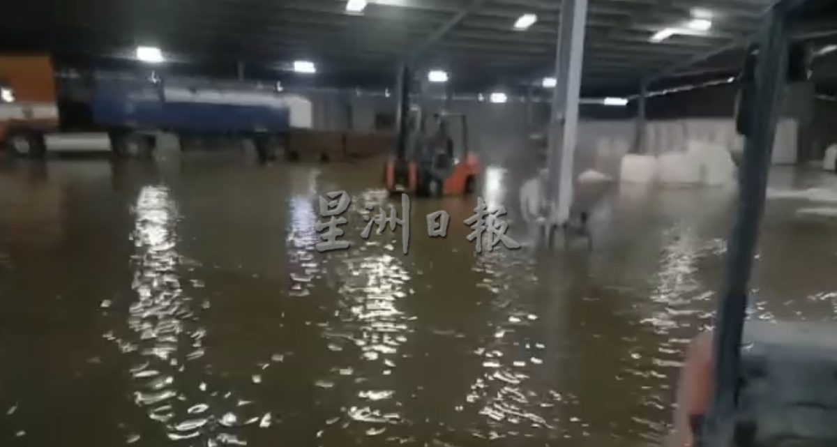  水至膝盖员工一度被困 水淹工业园道路淹没