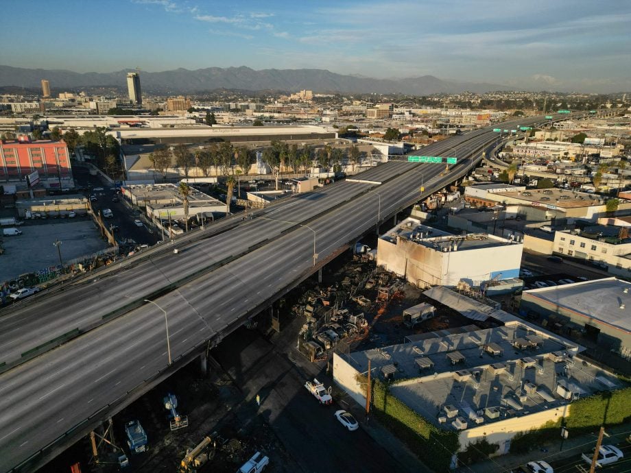 洛杉矶市中心要道因大火无限期关闭 30万名通勤者受影响
