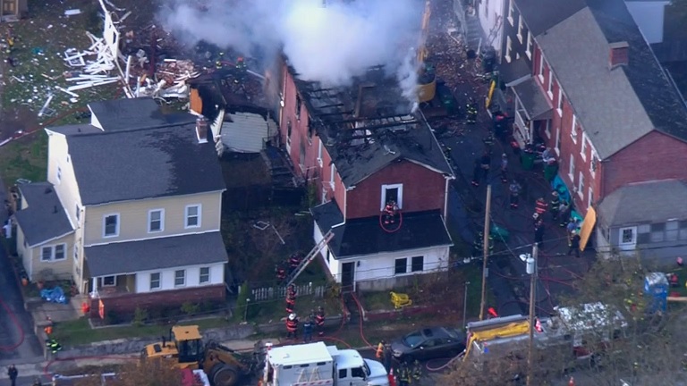 煤气爆炸引起大火 住宅楼坍塌15人受伤 
