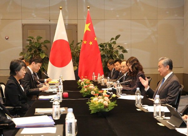 王毅会日本外相 提出“重建战略互惠关系”三项要求