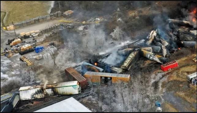 看世界）美国火车脱轨致危险品泄漏并引发火灾　数百居民疏散