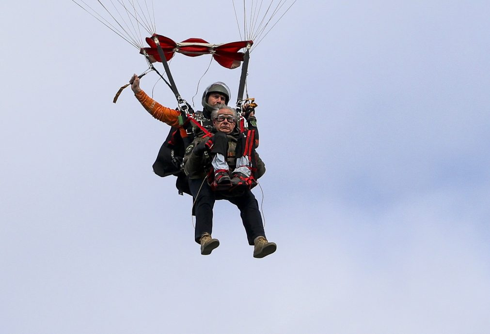 美106岁二战老兵跳伞挑战纪录 得州州长豁出去跟跳