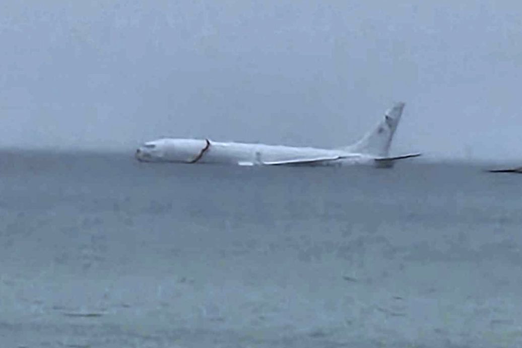 美国海军飞机冲出跑道坠入夏威夷海湾　机上无人受伤