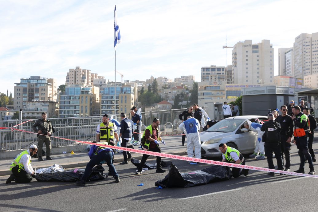 耶路撒冷枪击案3死多人伤　2名巴人扫射巴士站