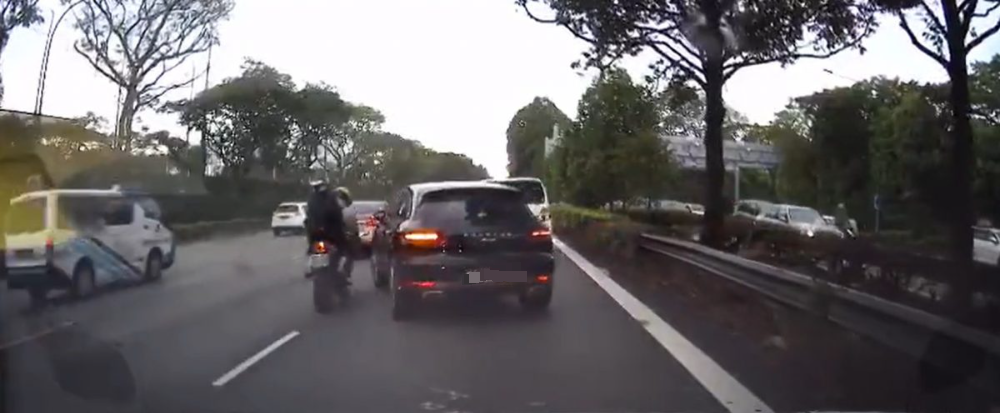 视频|一撞再撞！保时捷切换路撞摩托 开车门再撞第二辆 
