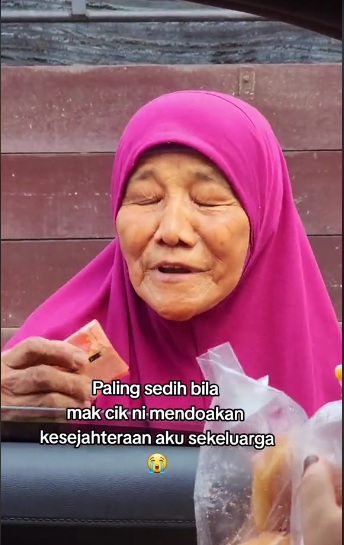 视频|心疼老妇烈日路边卖糕点 “她儿子病了！帮帮她”