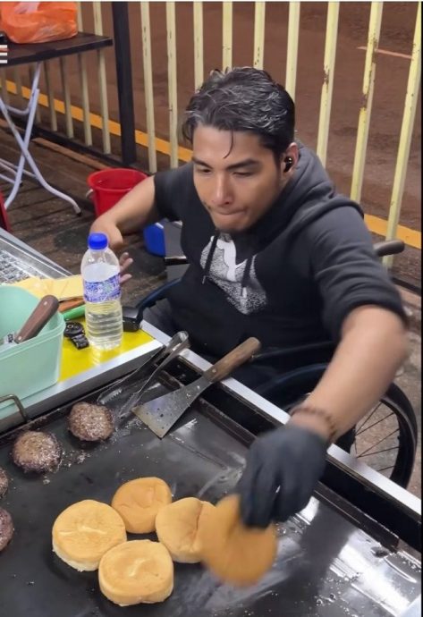 视频|身障志不穷！ 轮椅男卖汉堡养活自己
