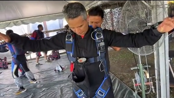 视频|首次挑战1万英尺高空跳伞  刑事总监：这让我更尊敬部下