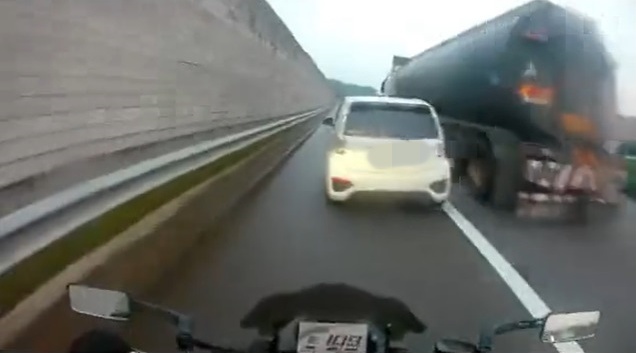  视频|Myvi鲁莽驾驶撞围栏  摩托停车骂“活该”