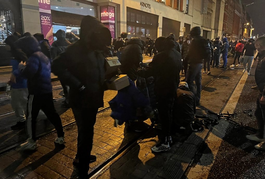 都柏林刀袭案致5人伤 引发反移民者骚乱与警冲突