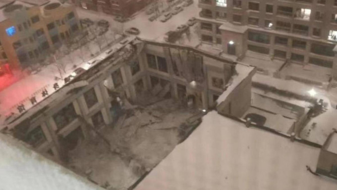 黑龙江佳木斯一体育馆楼顶坍塌三人被困 传有小孩在场内
