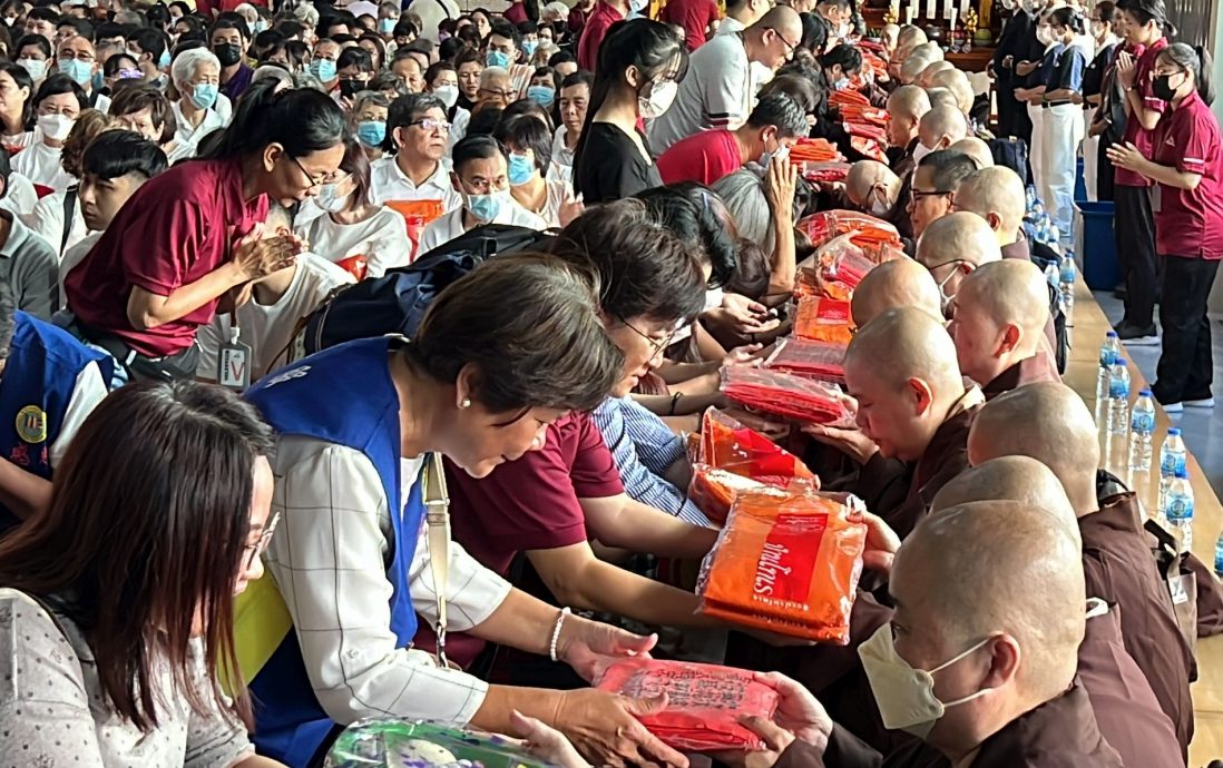 （古城第二版主文）民众供袈裟给逾150南北传僧侣·法喜充满