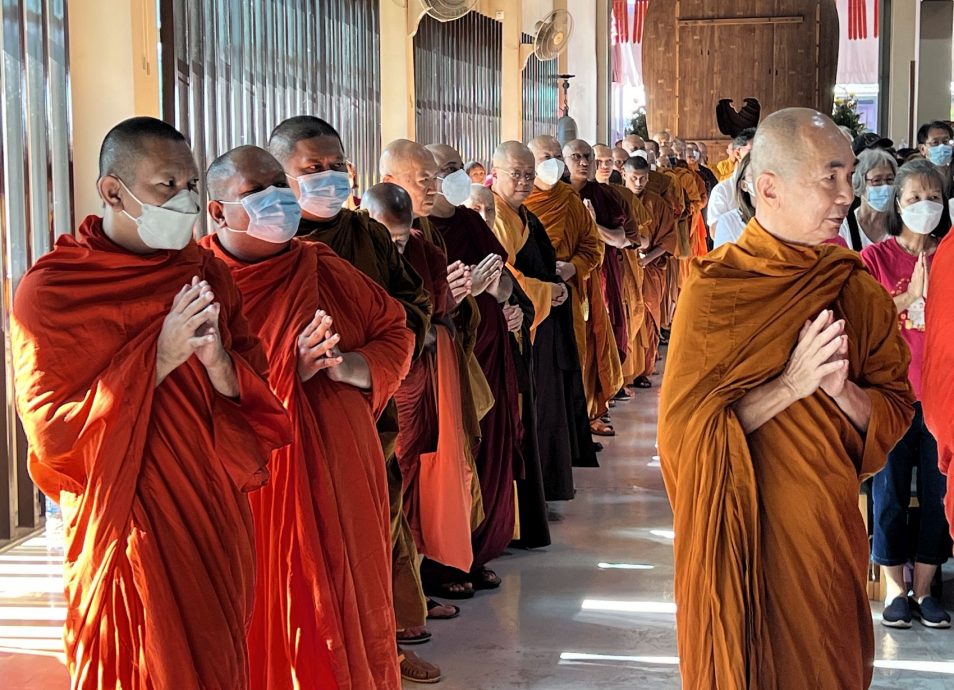 （古城第二版主文）民众供袈裟给逾150南北传僧侣·法喜充满