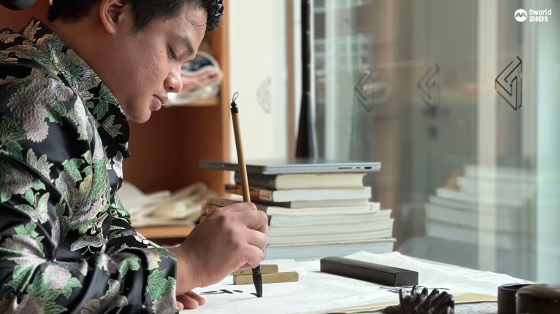 （已签发）柔：狮城二三事：苦学书法十余年 狮城马来艺术家将汉字元素融入峇迪蜡染