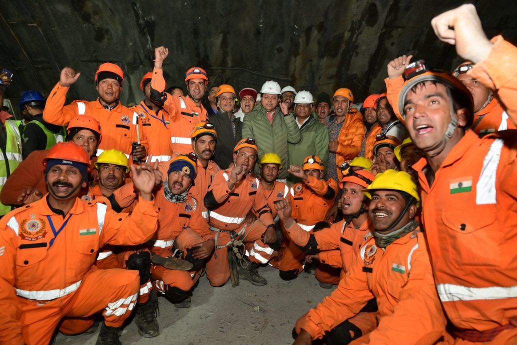 （重签）印度隧道坍塌 受困17天 41人悉数获救