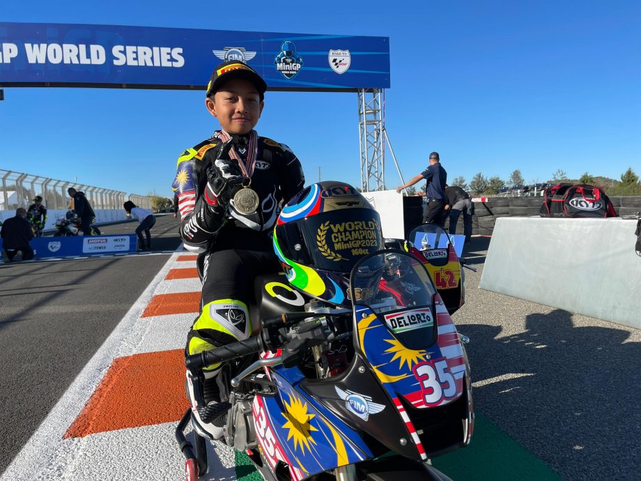 MiniGP摩托车世界系列赛| 160CC级3轮比赛皆无敌  11岁卡比尔勇夺世界冠军