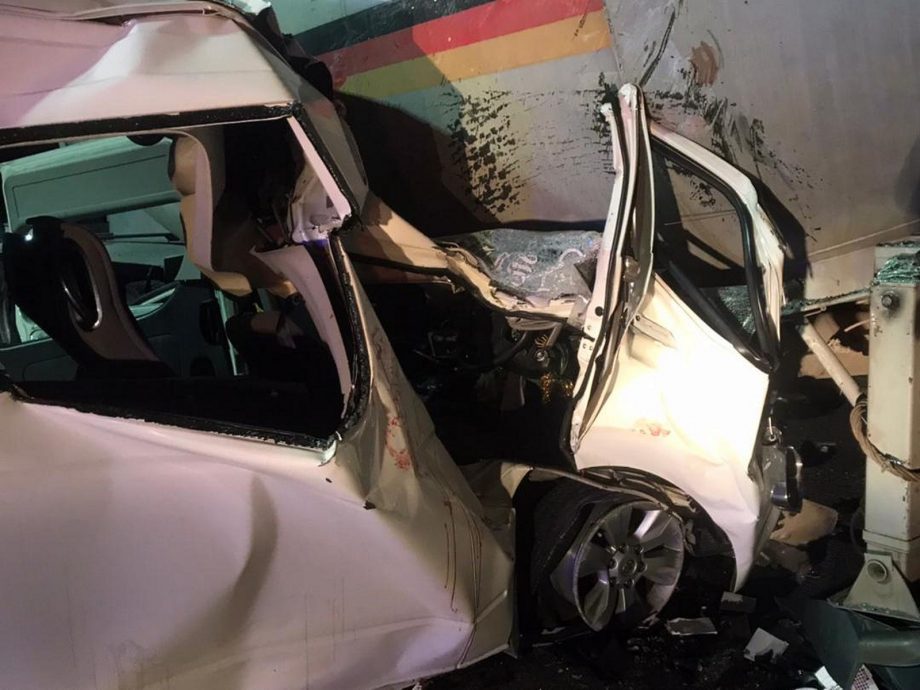 NS马口:客货车撞重型罗里右侧，司机当场死亡