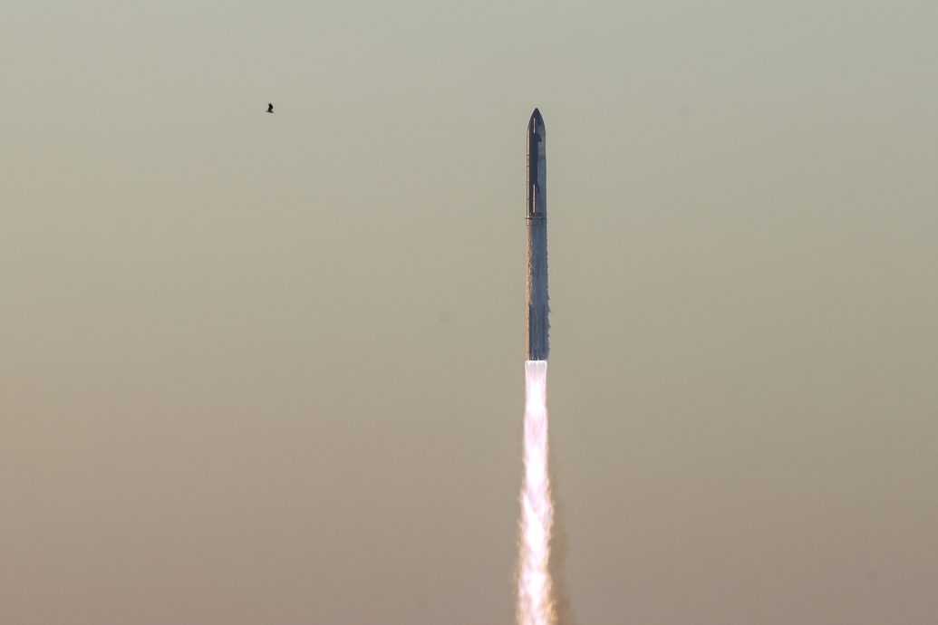 Space X“星舰”超重型火箭发射升空