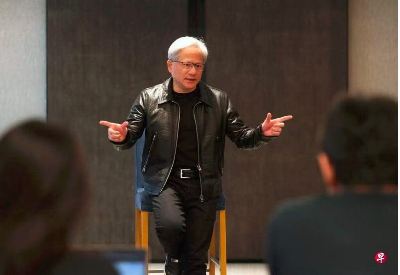 AI教父黄仁勋时隔25年到访新加坡 以黑色皮衣亮相