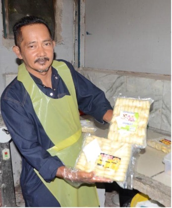 《暖势力》：瓜拉吉赖一名西饼烘焙师6年来坚持售卖10仙一个的冷冻甜甜圈（donat）。
