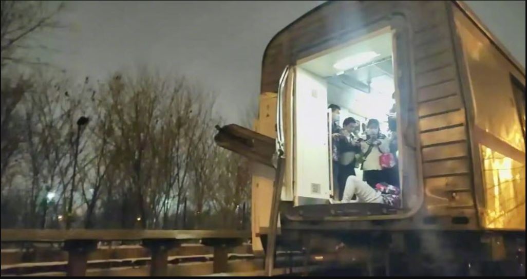 下雪轨滑 北京地铁“断两半”百人骨折