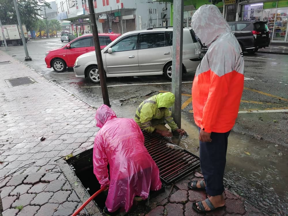 东／SWCorp: 避免豪雨期间排水道堵塞引发积水泛滥，市民受促勿乱丢垃圾。